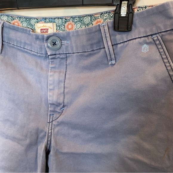 Levis Womens Jean Shorts Size 10 Mid Rise Medium Wash Gray Cotton Flat Front - Picture 2 of 5